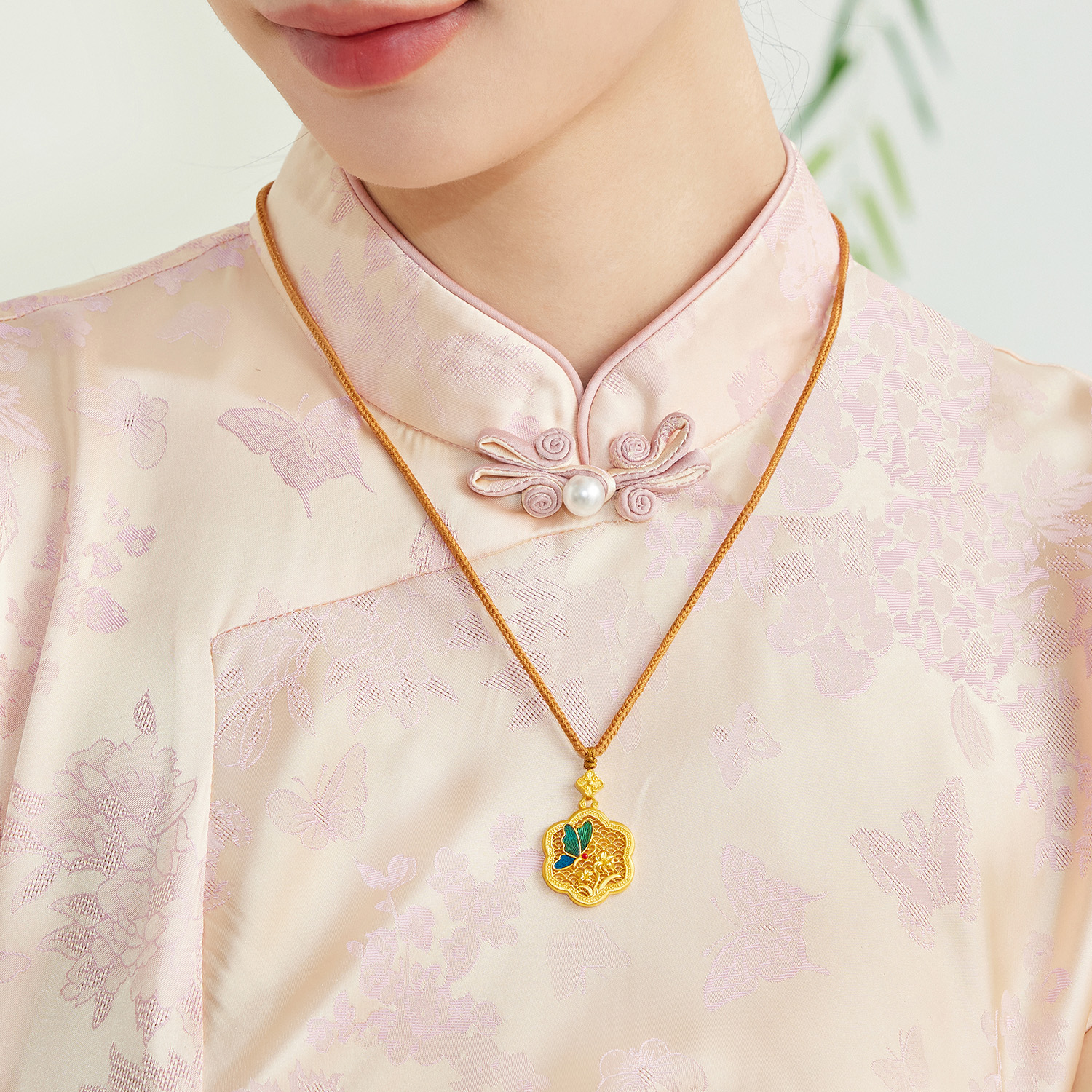 六福珠宝福满传家春晓燕归巢黄金手工点羽工艺女计价HEG0040DS母亲节