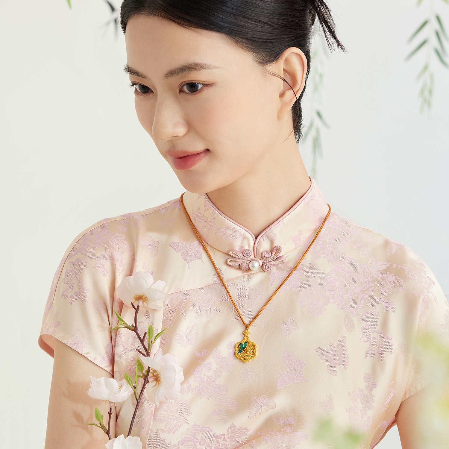 六福珠宝福满传家春晓燕归巢黄金手工点羽工艺女计价HEG0040DS母亲节