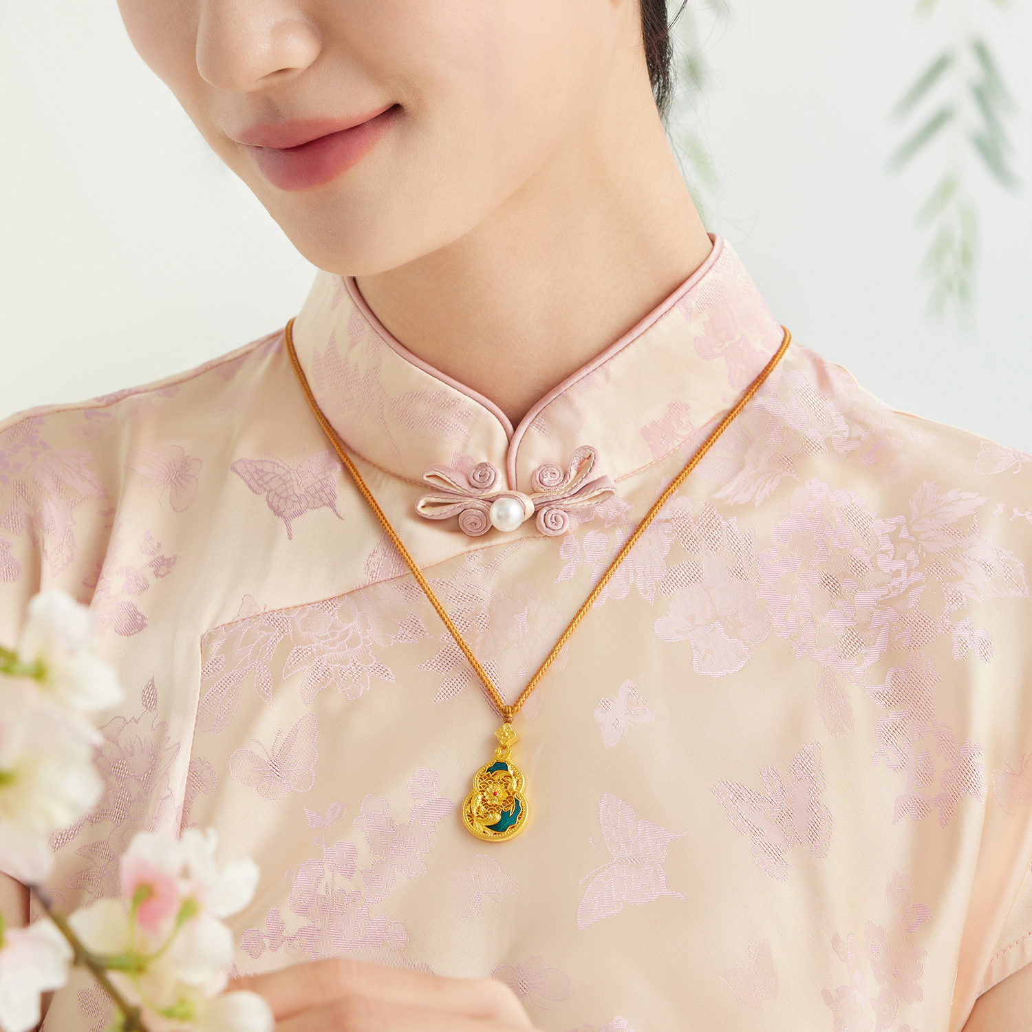 六福珠宝春晓双鱼戏莲黄金吊坠手工点羽花丝金葫芦计价HEG0042DS【1V1直播看货】母亲