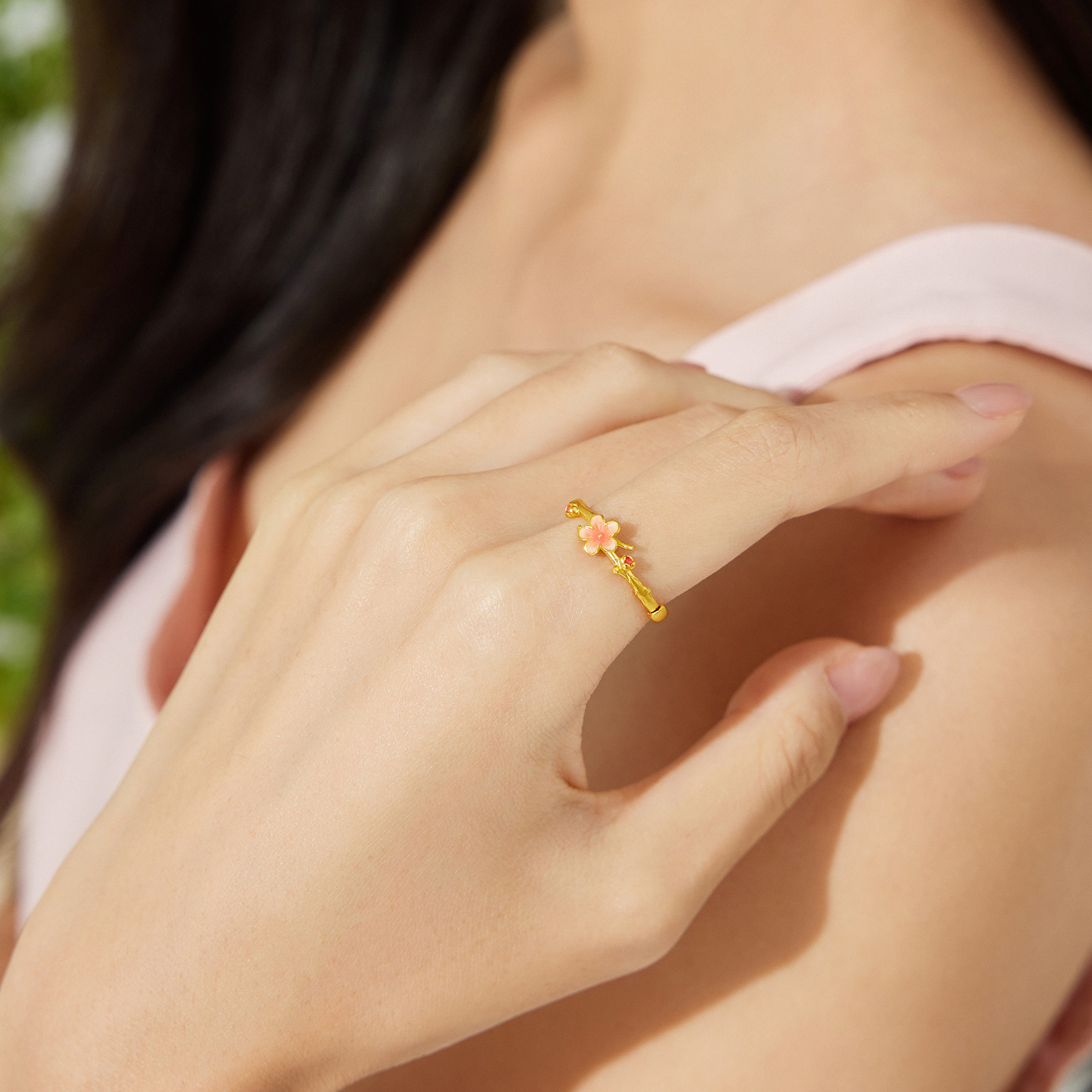 六福珠宝福满传家小桃花黄金戒指女款鎏彩工艺足金计价F96G0001DS