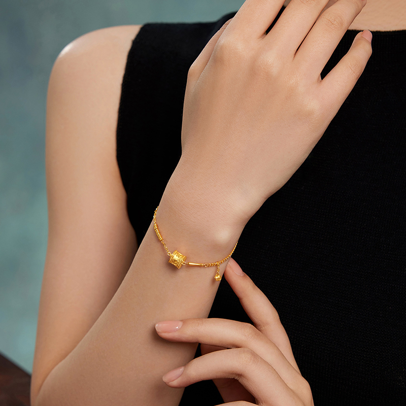 六福珠宝光影金藏式圆筒黄金手链女足金六字真言ab链计价027820BA