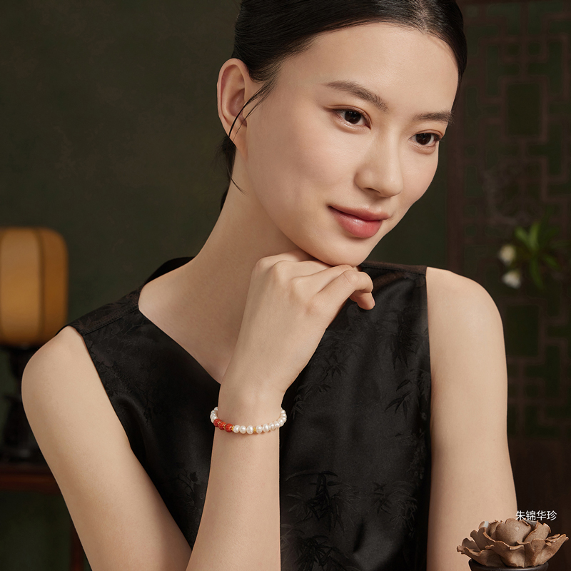 六福珠宝朱红翠影淡水珍珠手链女银扣和田玉手串红玉髓G04J0007DS