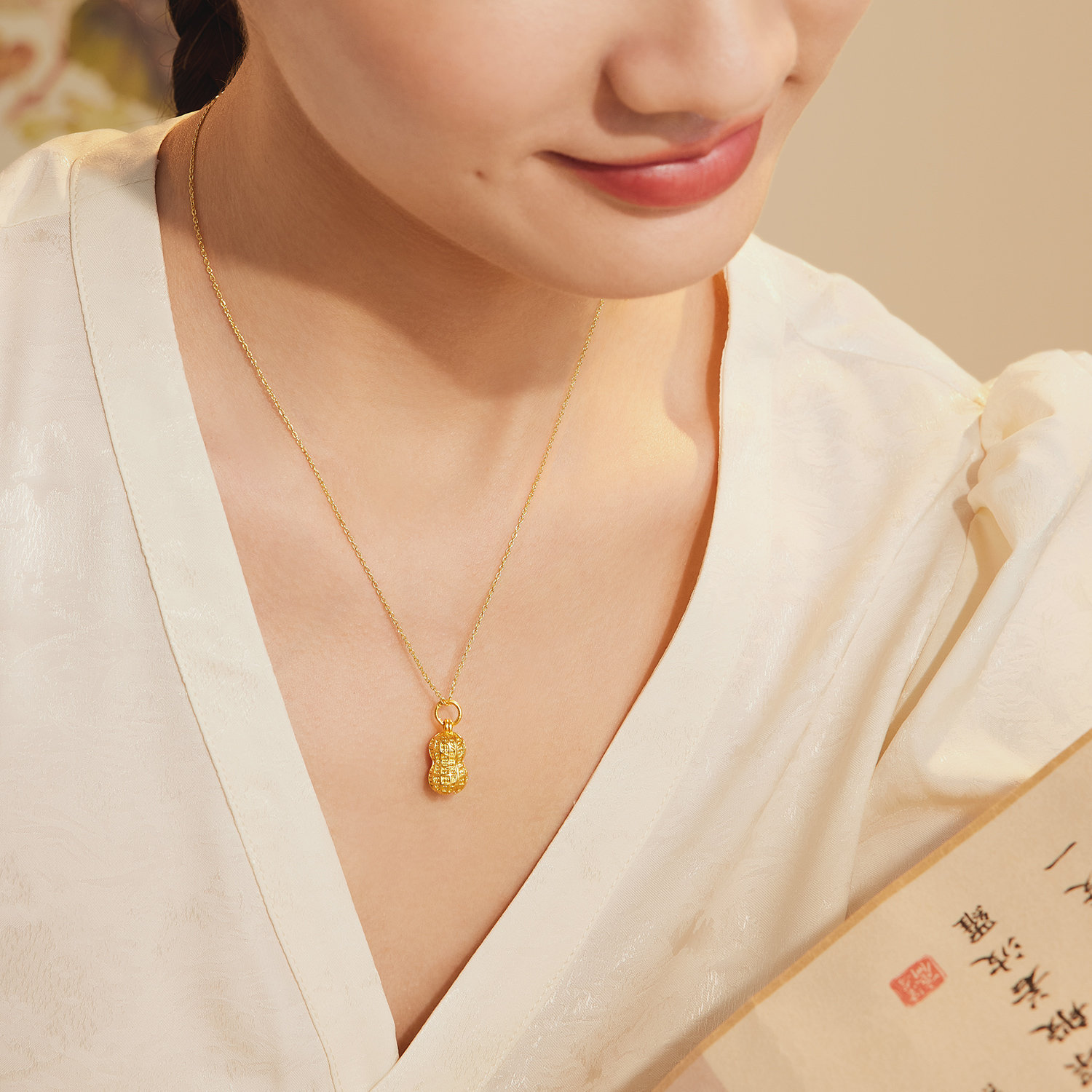 六福珠宝福满传家好事花生黄金吊坠女足金花生挂坠计价L02G0001DS