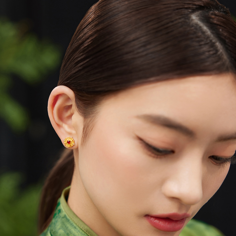 六福珠宝福满传家唐潮花开耀唐黄金耳钉女红宝石钻石耳环023340EA【联系客服补货】
