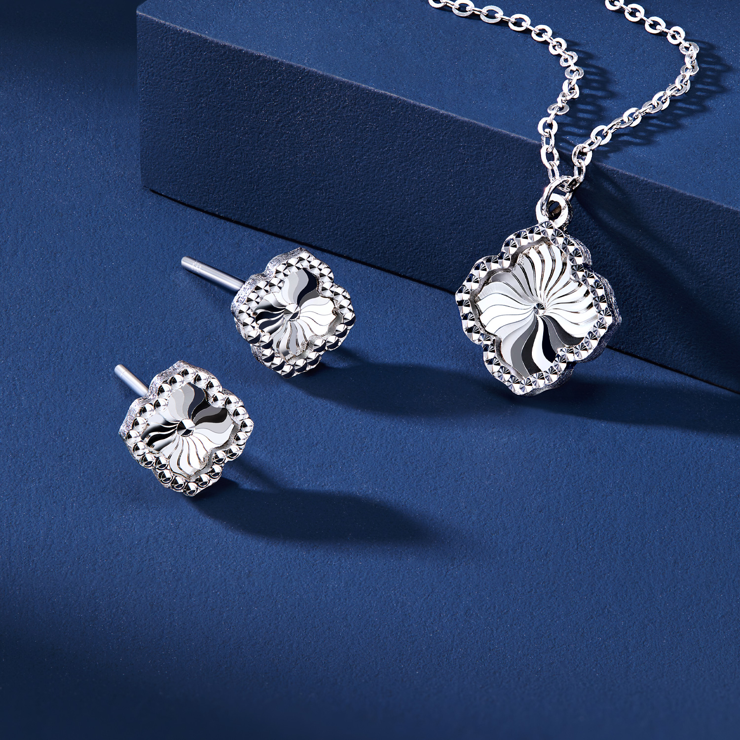 六福珠宝四叶草铂金耳钉耳环铂950女闪亮白金耳饰计价F63P0024DS