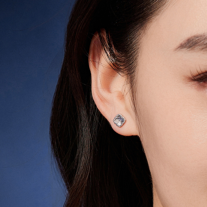 六福珠宝四叶草铂金耳钉耳环铂950女闪亮白金耳饰计价F63P0024DS