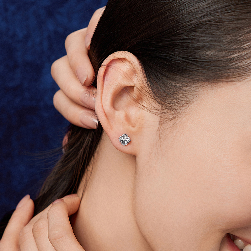 六福珠宝四叶草铂金耳钉耳环铂950女闪亮白金耳饰计价F63P0024DS