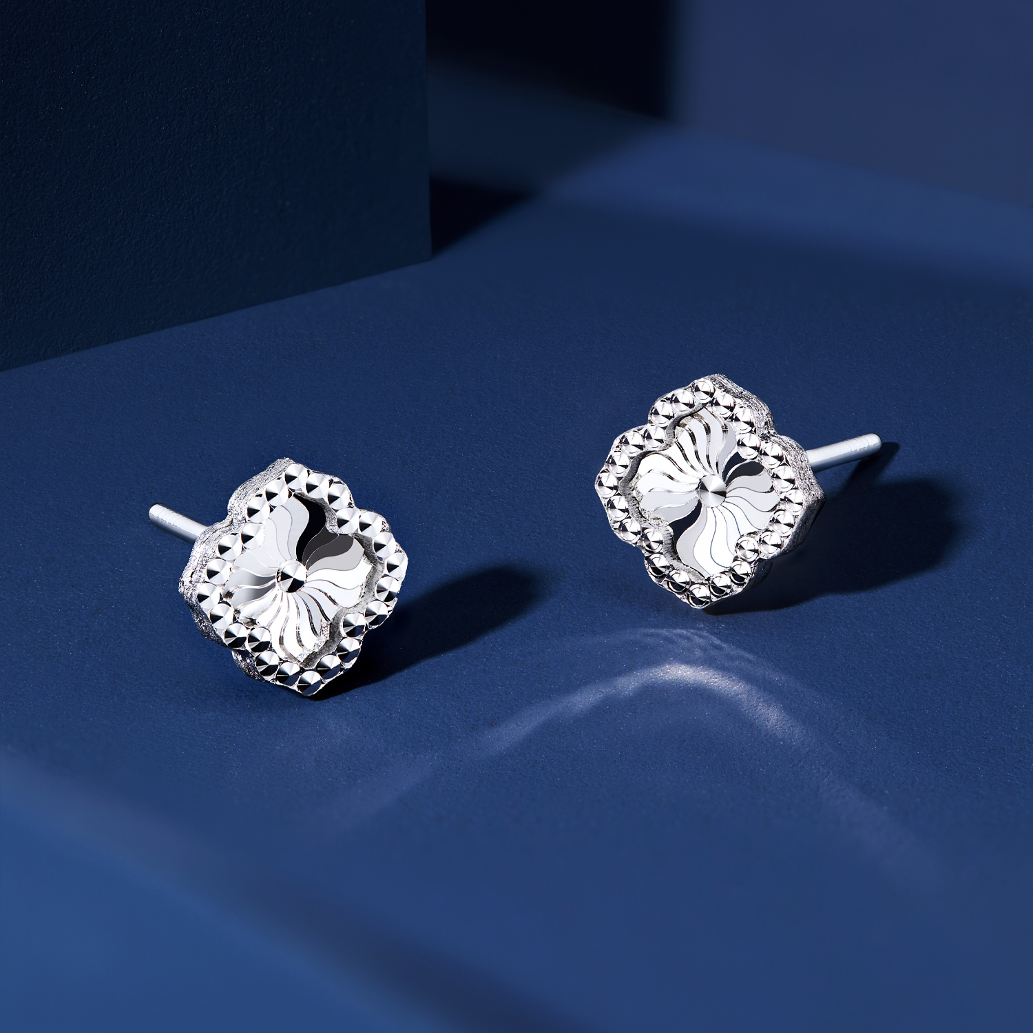 六福珠宝四叶草铂金耳钉耳环铂950女闪亮白金耳饰计价F63P0024DS