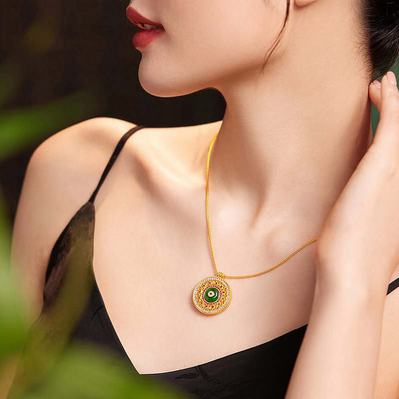 六福珠宝福满传家唐潮平和安宁黄金项链钻石女翡翠红宝石023915NA【联系客服补货】