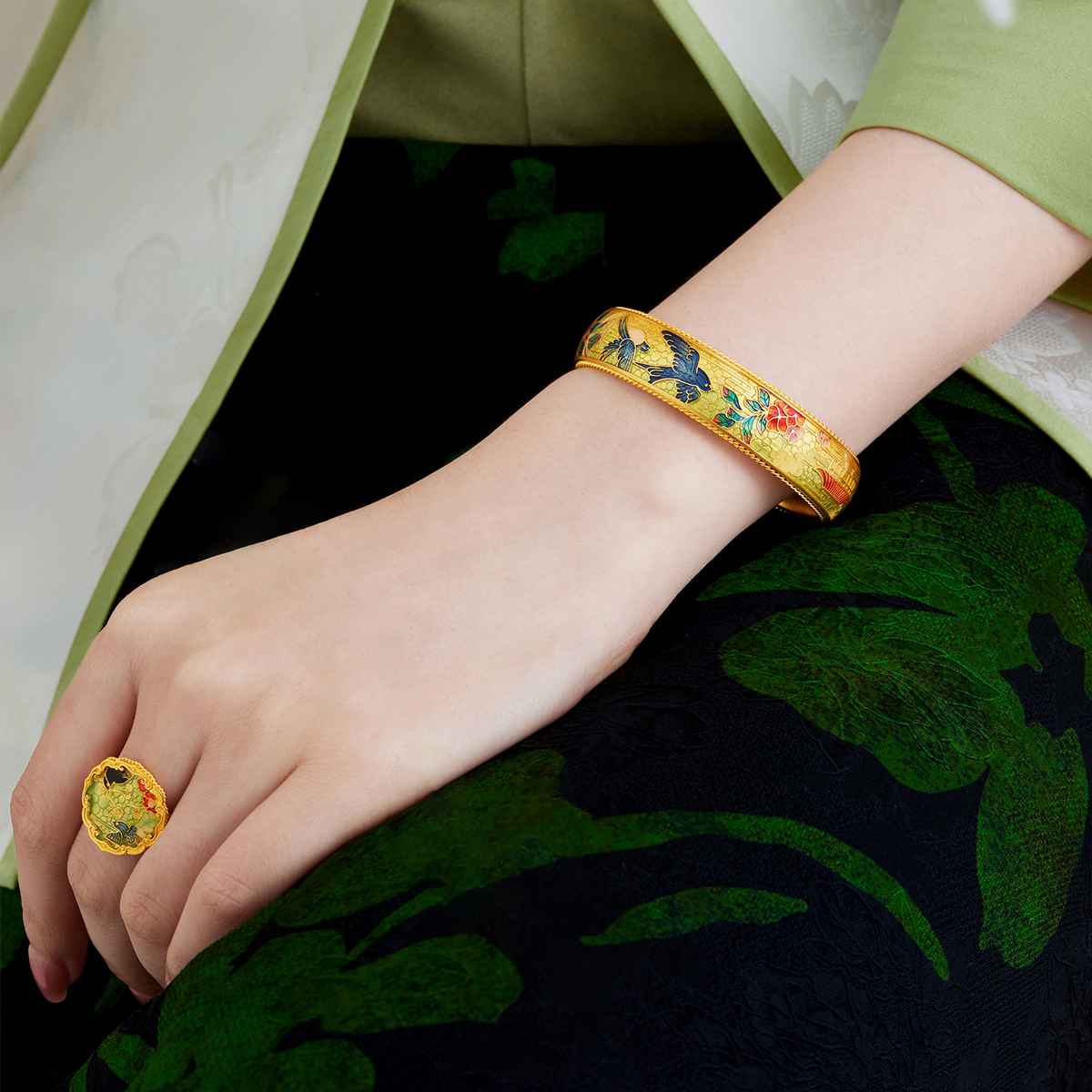 六福珠宝福满传家春燕报喜黄金手镯实心鎏彩工艺计价F41TBGB0023【联系客服补货】