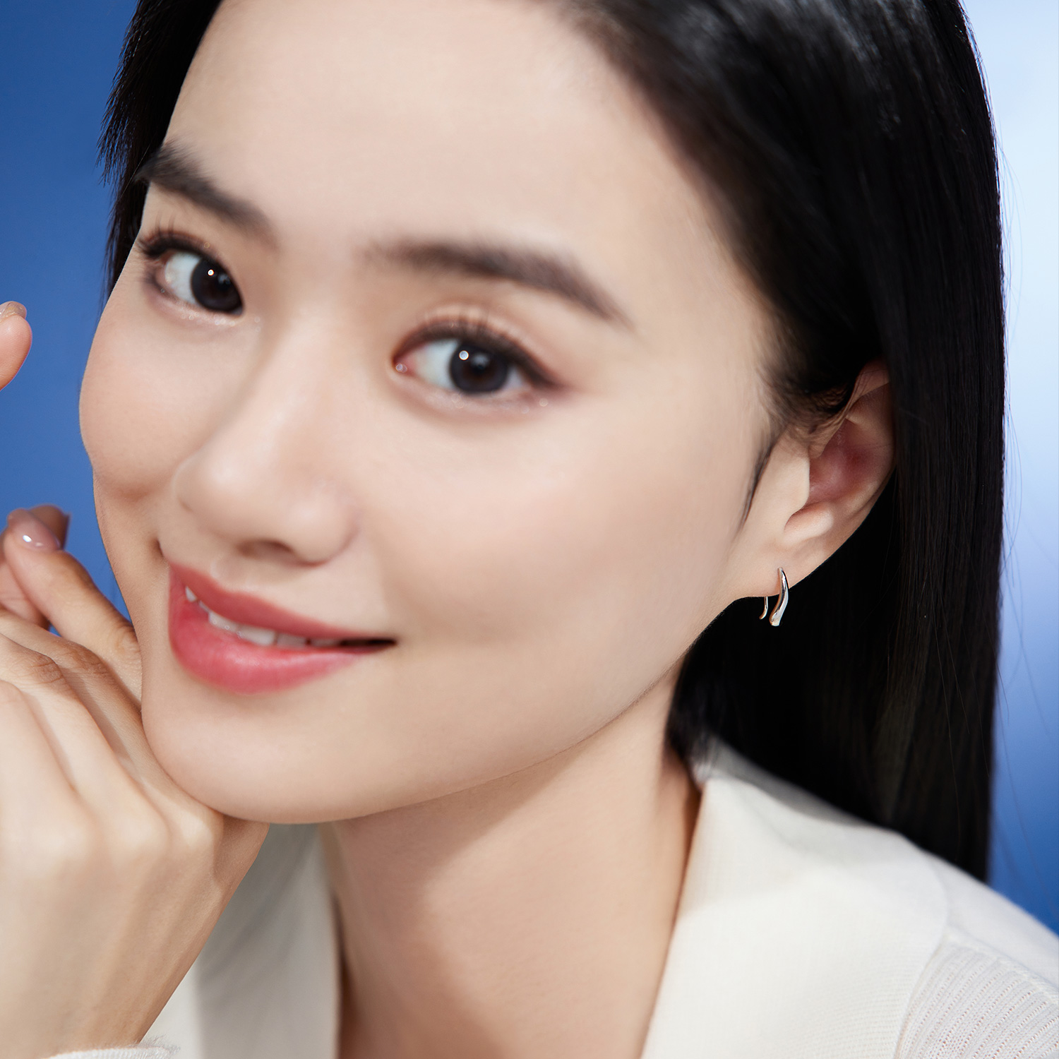 六福珠宝小弯豆铂金耳环铂950女简约白金耳钩耳饰计价L04P0014DS