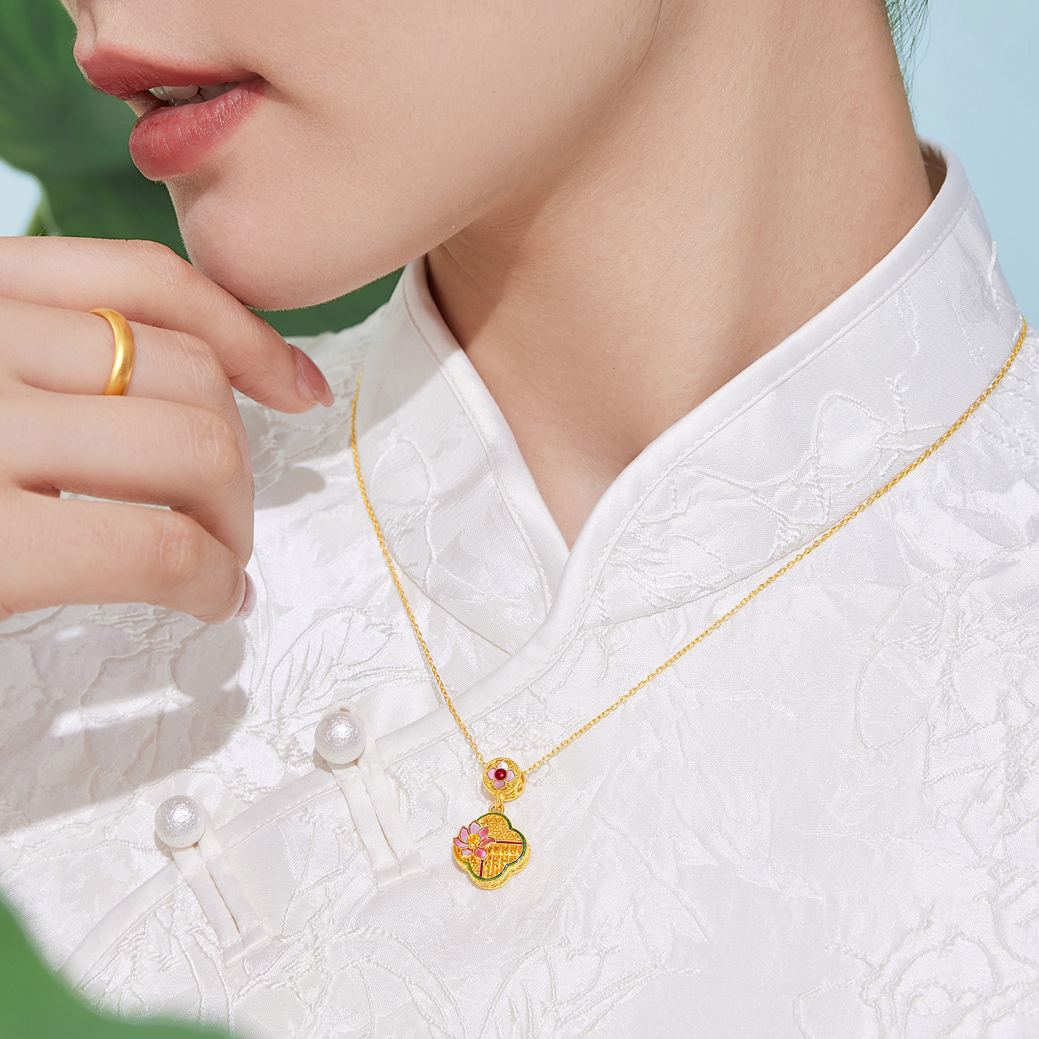 六福珠宝荷月佳期黄金吊坠女手工螺钿鎏彩莲花挂坠计价L17G0002DS