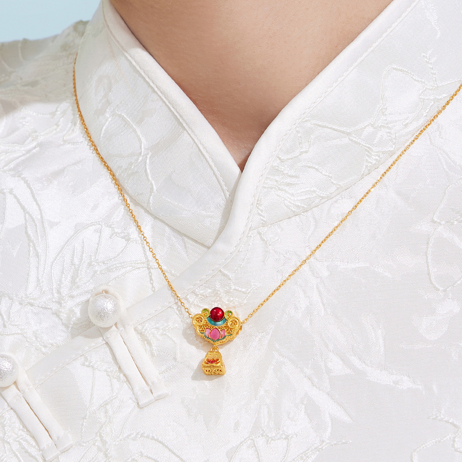 六福珠宝荷月佳期黄金吊坠女手工螺钿鎏彩莲花挂坠计价L17G0002DS