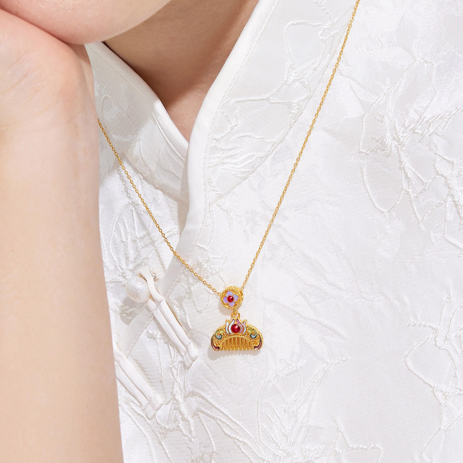 六福珠宝荷月佳期黄金吊坠女手工螺钿鎏彩莲花挂坠计价L17G0002DS