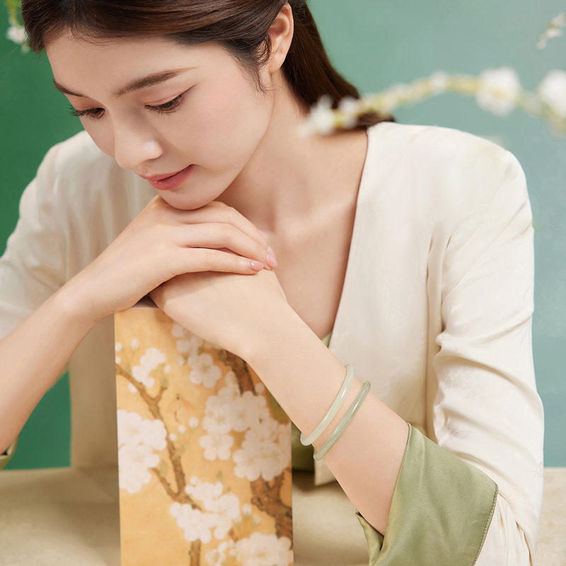 六福珠宝圆条和田玉手镯女款日常玉石叮当镯青白玉镯子A01E0002DS【联系客服补货】