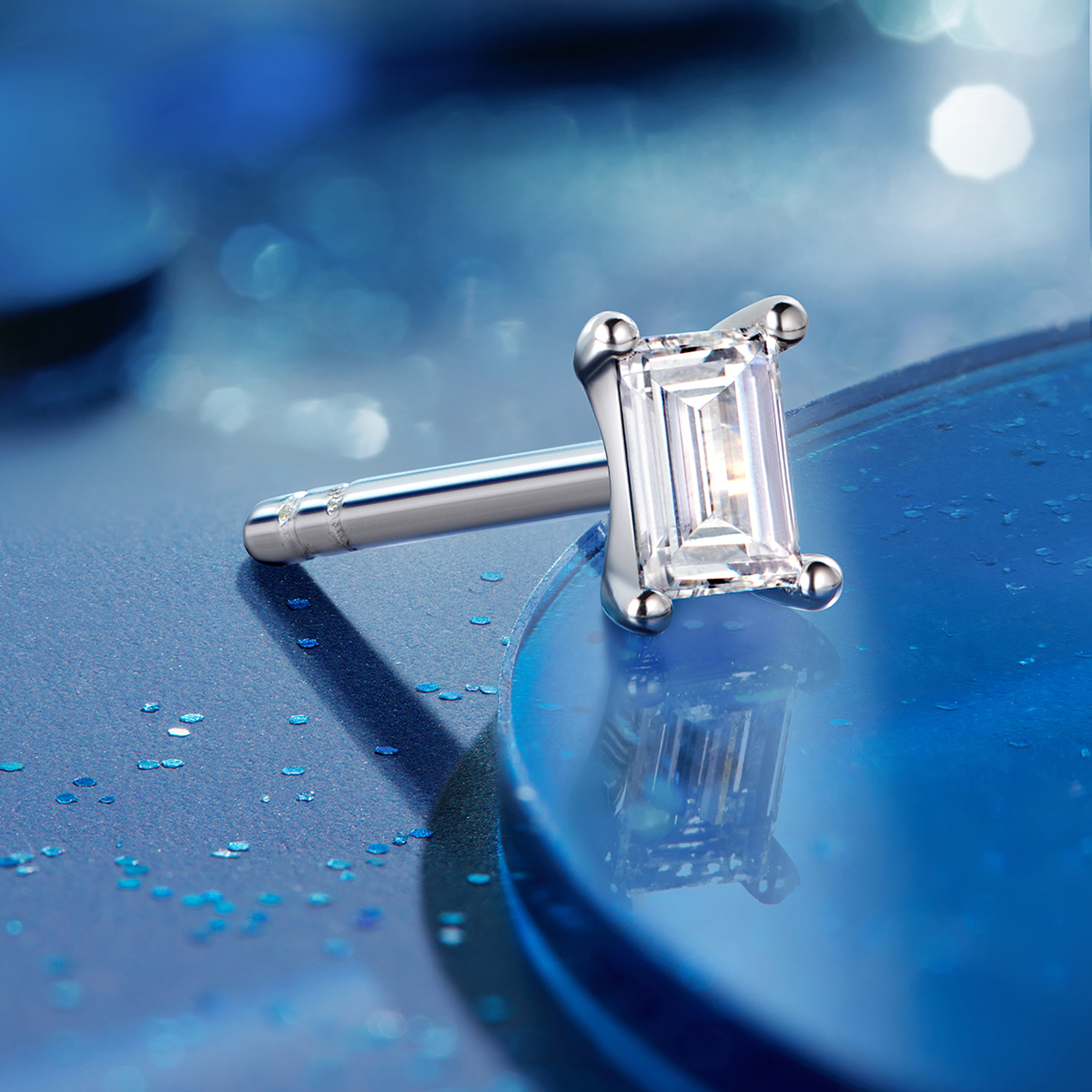 六福珠宝直方钻石耳钉耳环女款时尚18K金钻石耳饰单只定价33690A【联系客服补货】