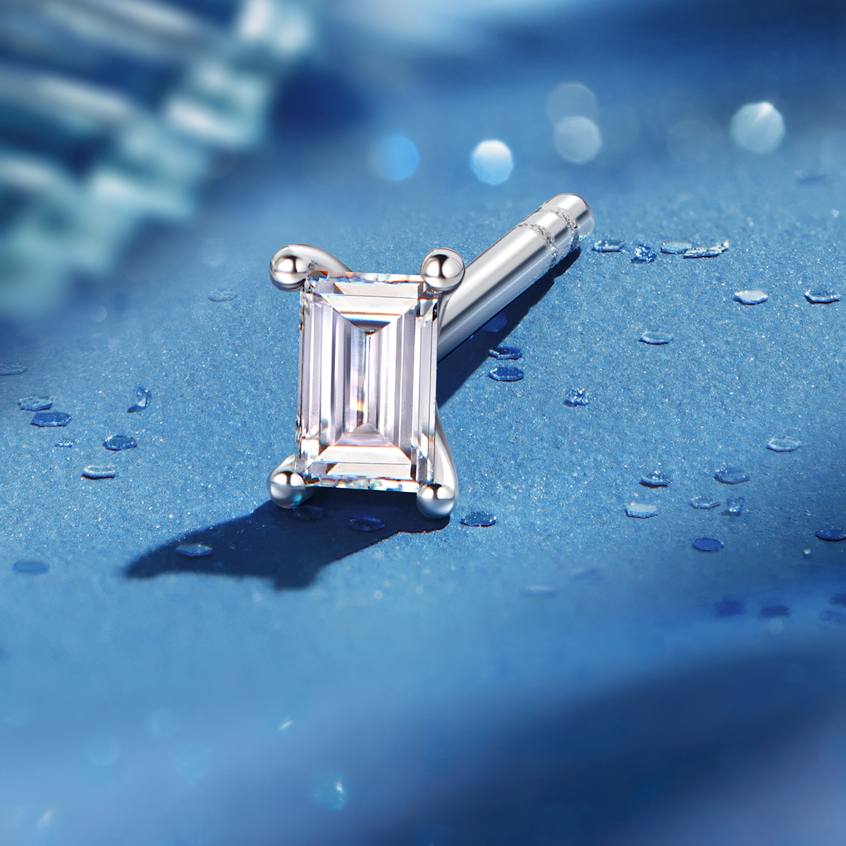 六福珠宝直方钻石耳钉耳环女款时尚18K金钻石耳饰单只定价33690A【联系客服补货】