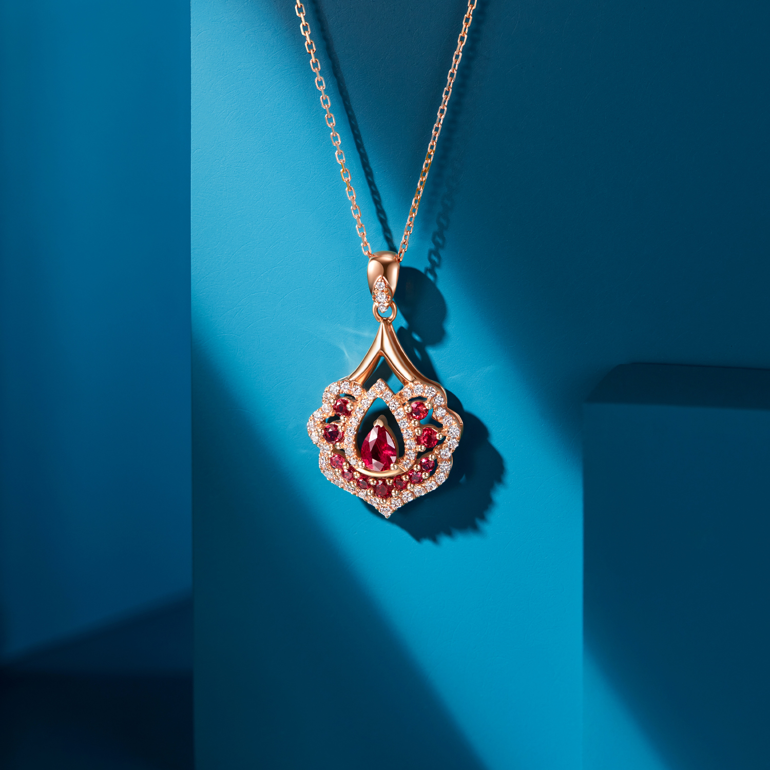 六福珠宝凤翎红宝石吊坠k金钻石首饰蓝宝石挂坠定价F48DSKP0016R【联系客服补货】