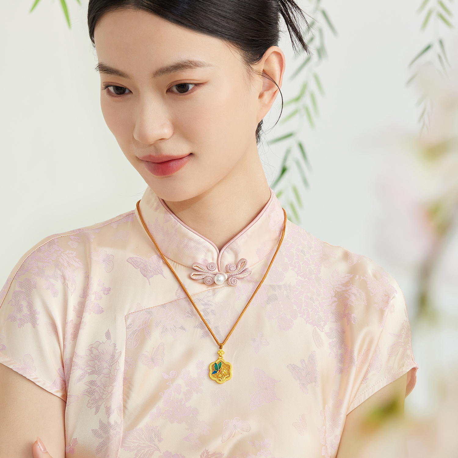六福珠宝福满传家春晓萱蝶图黄金足金手工点羽吊坠计价HEG0039DS母亲节