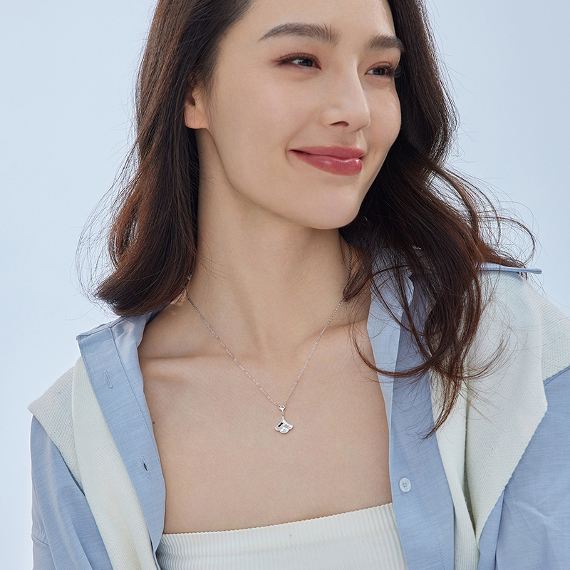 六福珠宝小裙子铂金项链铂950女扇形鱼鳞白金套链计价G07TBPN0017