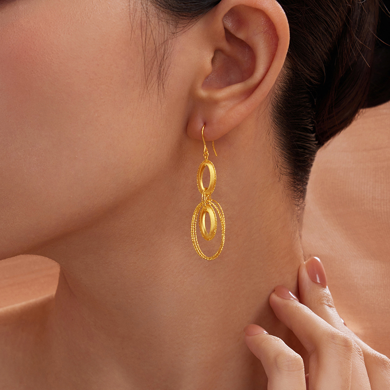 六福珠宝光影金环环相扣黄金耳环耳坠女椭圆足金耳饰计价020563EA【视频看货】