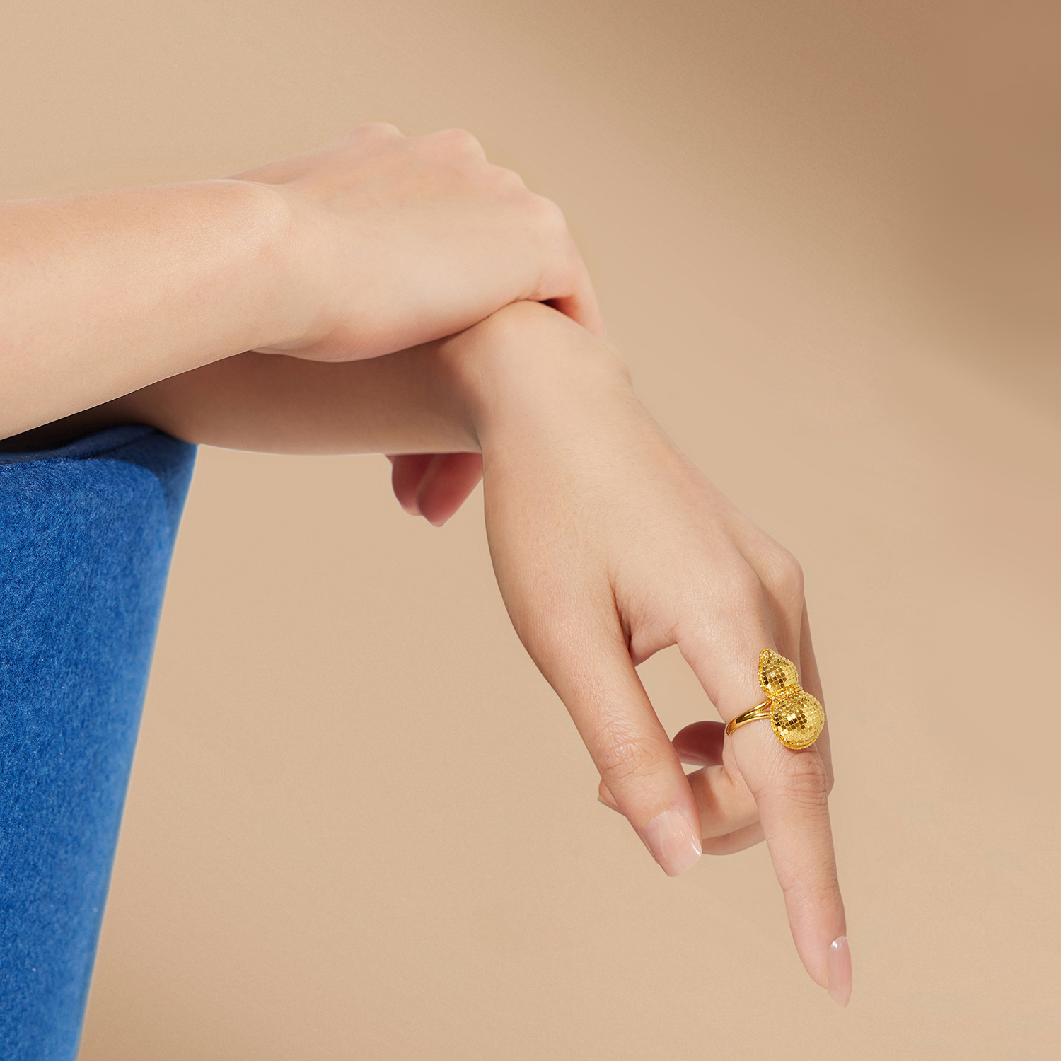 六福珠宝光影金爆闪葫芦黄金戒指女5G时尚足金活口戒计价024080ra【联系客服补货】