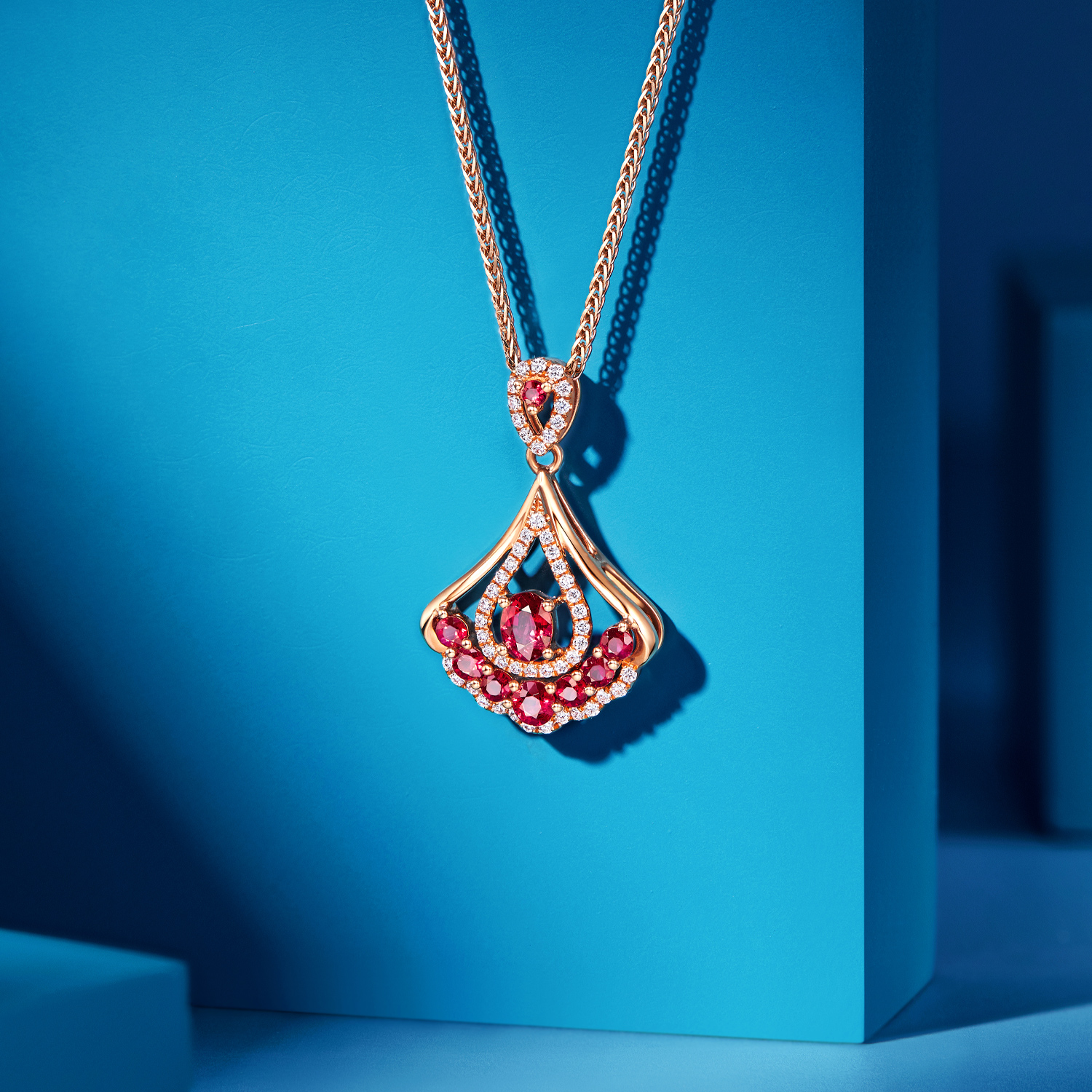 六福珠宝小裙子红宝石吊坠18k金钻石挂坠蓝宝石定价F48DSKP0014R【联系客服补货】【视频看货】