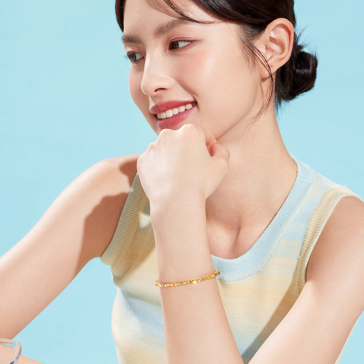 六福珠宝甜彩多巴胺黄金手镯女鎏彩工艺几何首饰计价L02TBGB0017【联系客服补货】【视频看货】