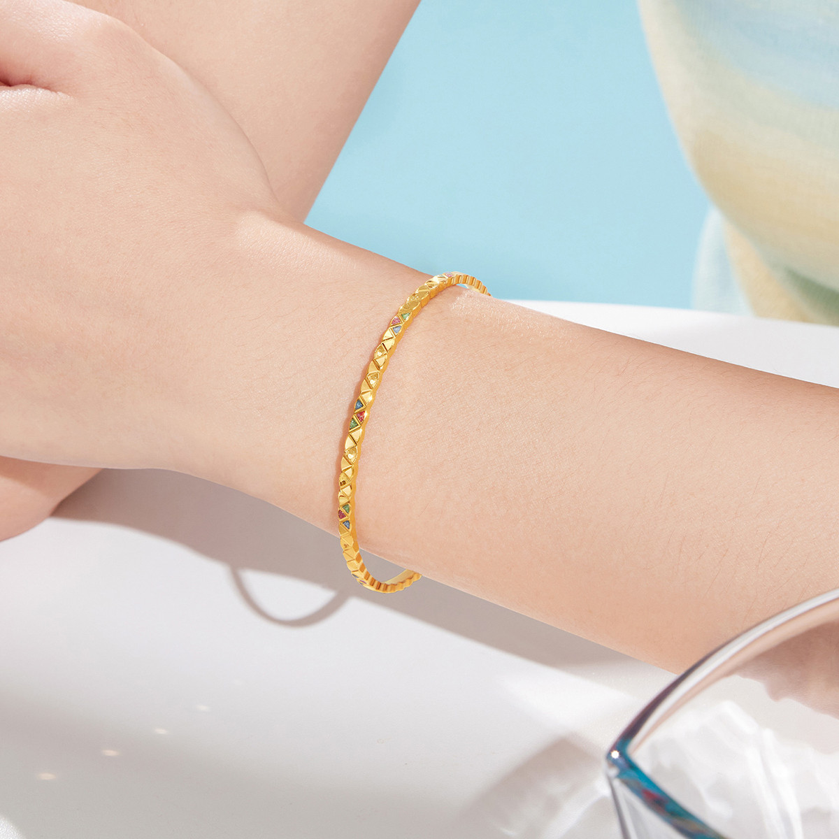 六福珠宝甜彩多巴胺黄金手镯女鎏彩工艺几何首饰计价L02TBGB0017【联系客服补货】【视频看货】