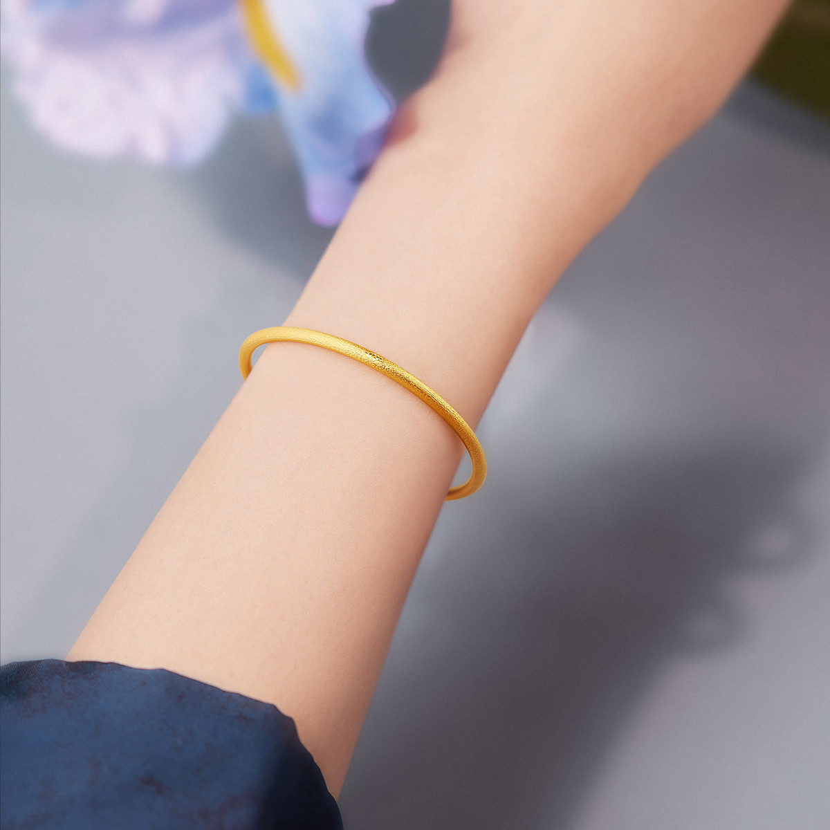 六福珠宝福运莲莲黄金手镯女莲花圆镯素圈足金镯子计价G33G0001DS【联系客服补货】【视频看货】