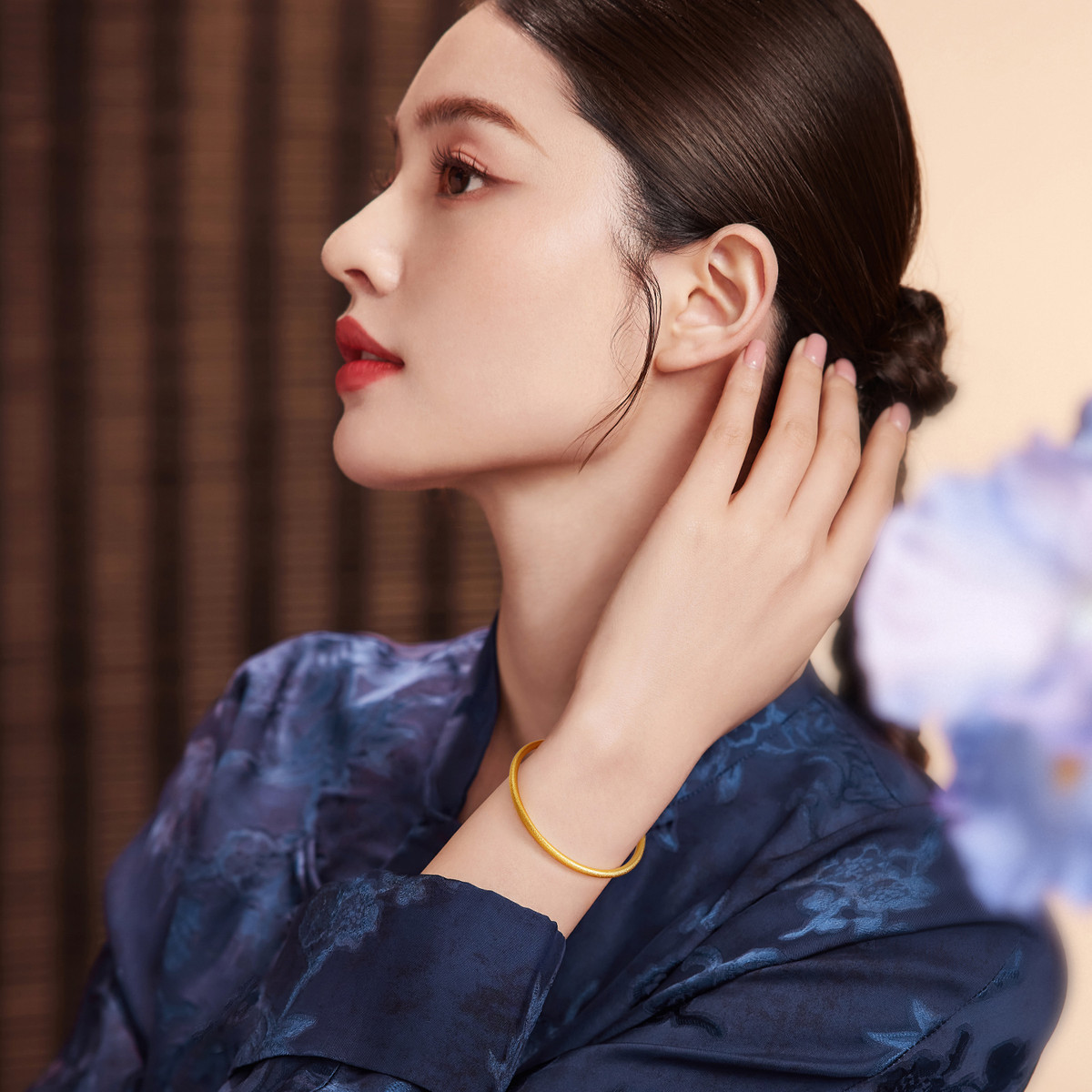 六福珠宝福运莲莲黄金手镯女莲花圆镯素圈足金镯子计价G33G0001DS【联系客服补货】【视频看货】