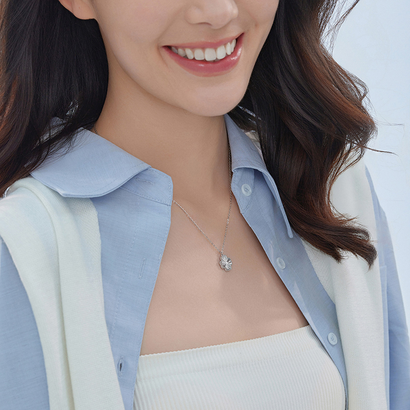 六福珠宝四叶草铂金项链铂950女款碎碎冰白金吊坠计价G07P0002DS星河璀璨