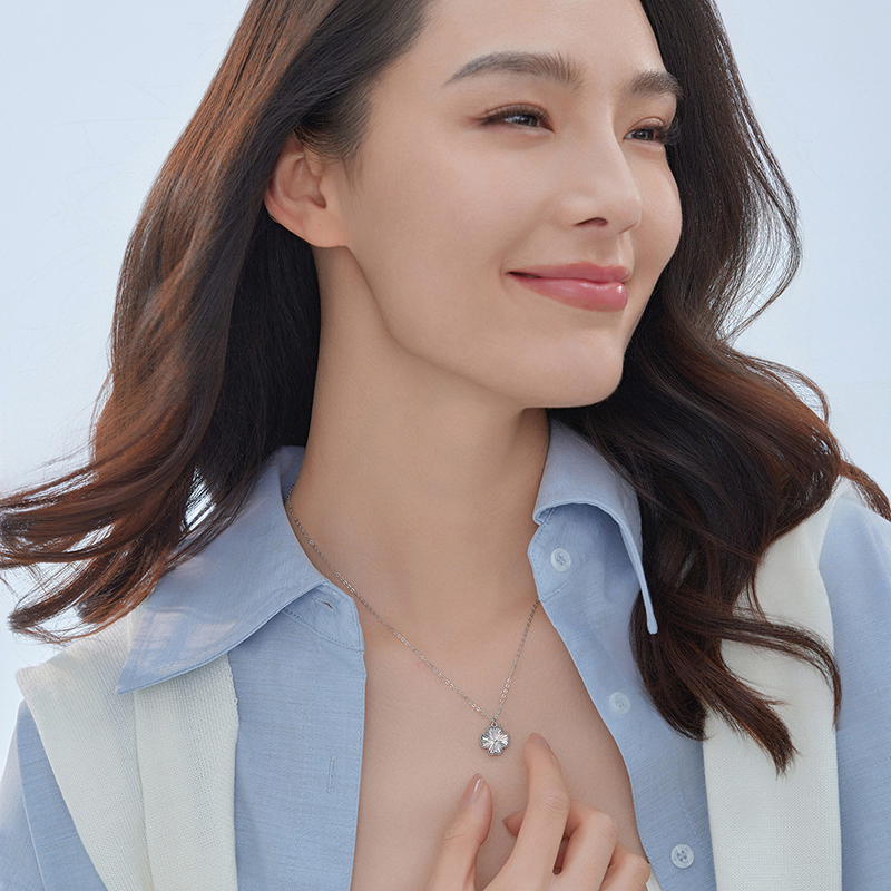 六福珠宝四叶草铂金项链铂950女款碎碎冰白金吊坠计价G07P0002DS星河璀璨
