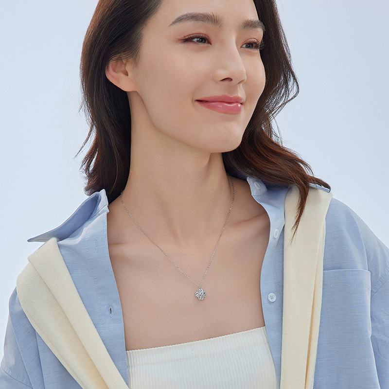 六福珠宝四叶草铂金项链铂950女款碎碎冰白金吊坠计价G07P0002DS星河璀璨