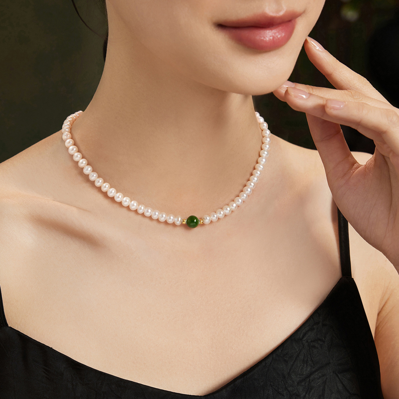 六福珠宝青黛淡水珍珠项链女款Ag925银饰和田玉石颈链F64J0001DS珍品