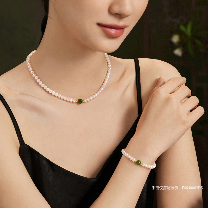 六福珠宝青黛淡水珍珠项链女款Ag925银饰和田玉石颈链F64J0001DS珍品