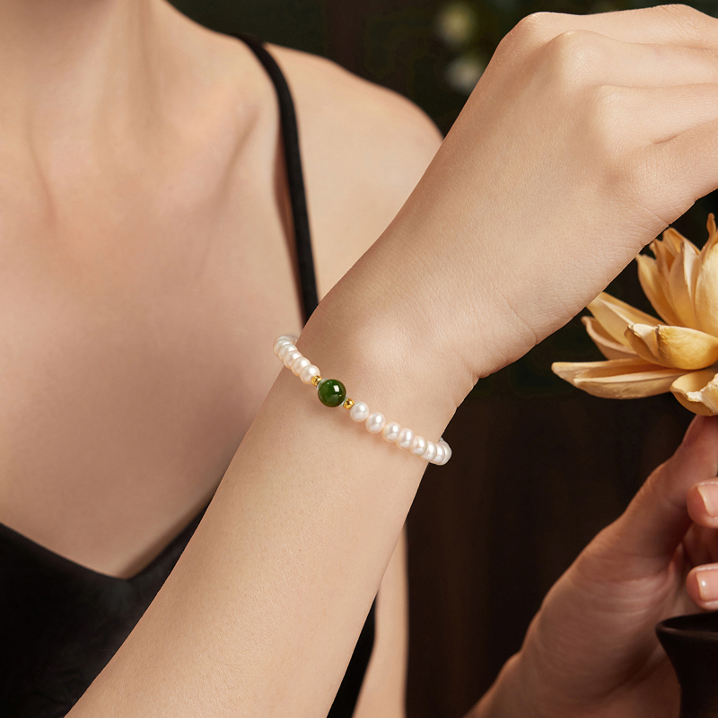 六福珠宝青黛淡水珍珠手链女款Ag925银饰和田玉石手串F64J0002DS