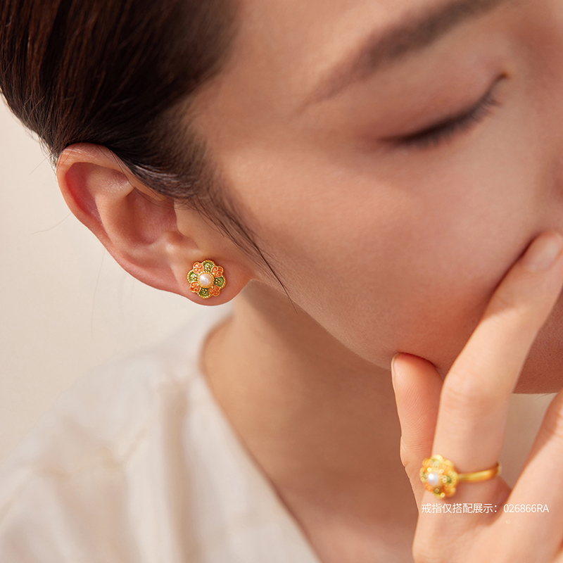 六福珠宝福满传家敦丽金煌唐彩宝相花黄金耳钉女珍珠计价026866EA