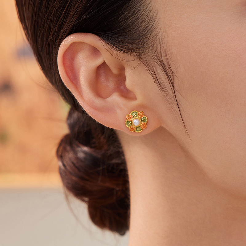 六福珠宝福满传家敦丽金煌唐彩宝相花黄金耳钉女珍珠计价026866EA