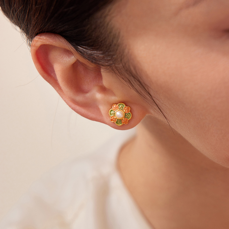 六福珠宝福满传家敦丽金煌唐彩宝相花黄金耳钉女珍珠计价026866EA