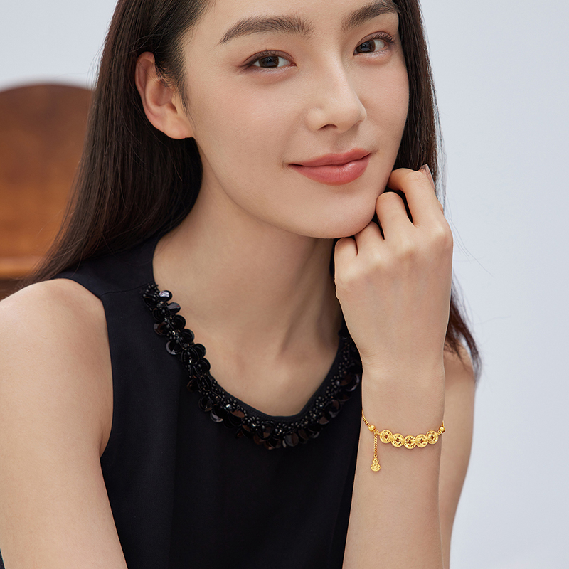 六福珠宝钱多多黄金手链碎碎冰女闪耀鱼鳞纹铜钱挂坠足金计价F63G0077DS