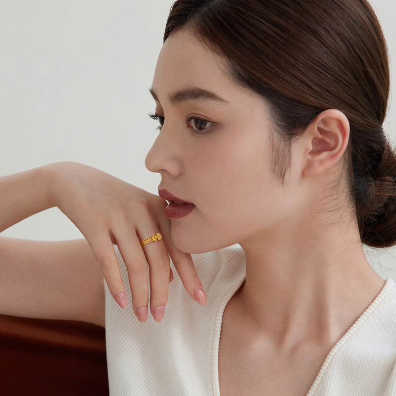 六福珠宝马蹄扣黄金戒指女款5G几何软链条戒指足金计价GJG0087DS