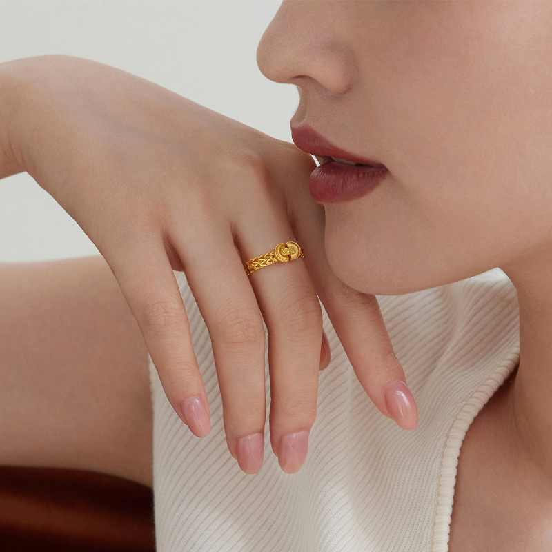 六福珠宝马蹄扣黄金戒指女款5G几何软链条戒指足金计价GJG0087DS