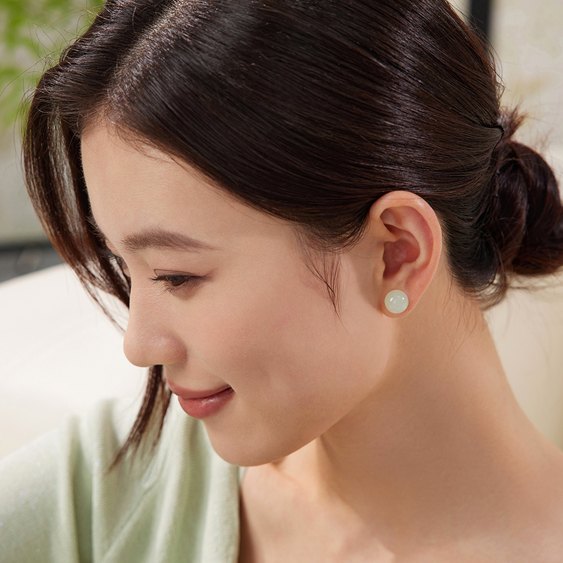 六福珠宝和田玉耳钉女Ag925银耳环6-12mm圆珠玉石耳饰F21S0003DS