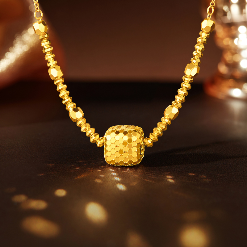 六福珠宝星芒立方黄金项链女几何蜂巢挂坠碎金珠链计价GJG0089DS【1V1直播看货】