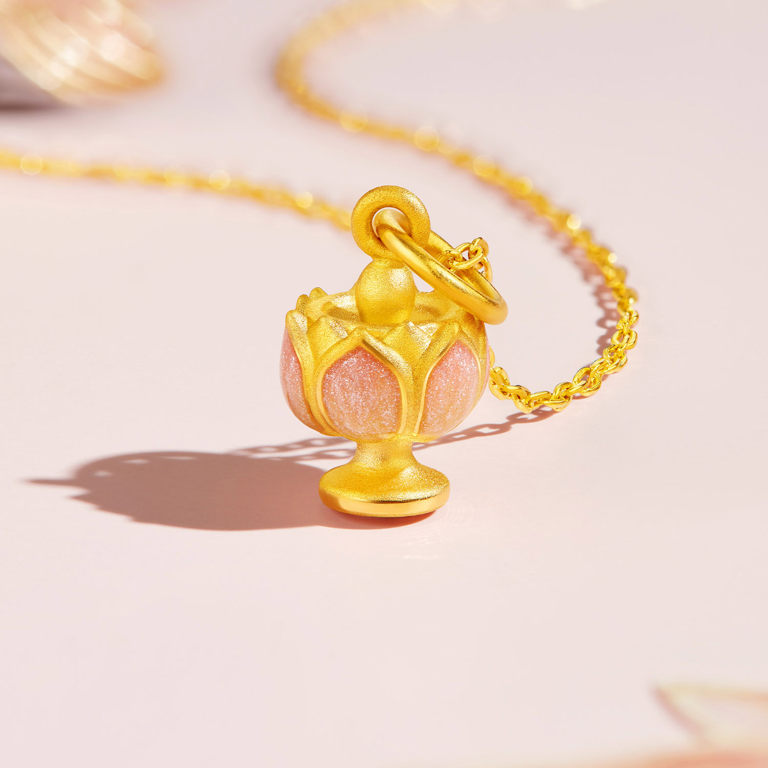 六福珠宝吉祥宝莲灯黄金吊坠女精致鎏彩3D硬金莲花挂坠GDA0029DS