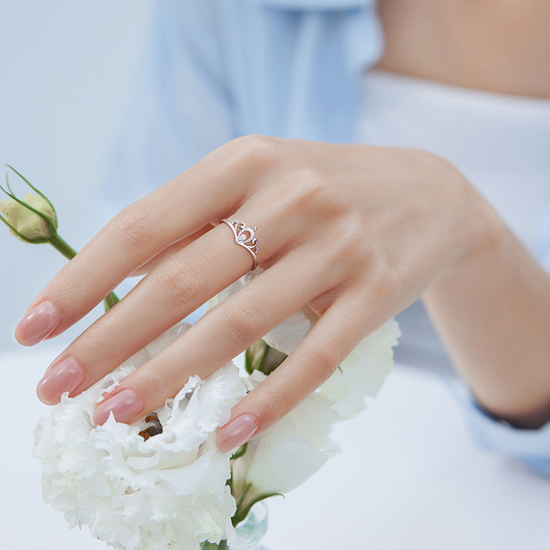 六福珠宝铂950铂金戒指女皇冠白金订婚戒指活口计价HIPTBR0002