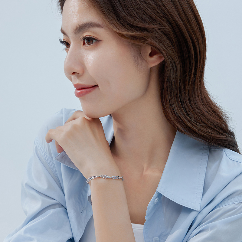 六福珠宝菱感水波纹铂金手链Pt950女简约白金素链计价L04TBPB0023