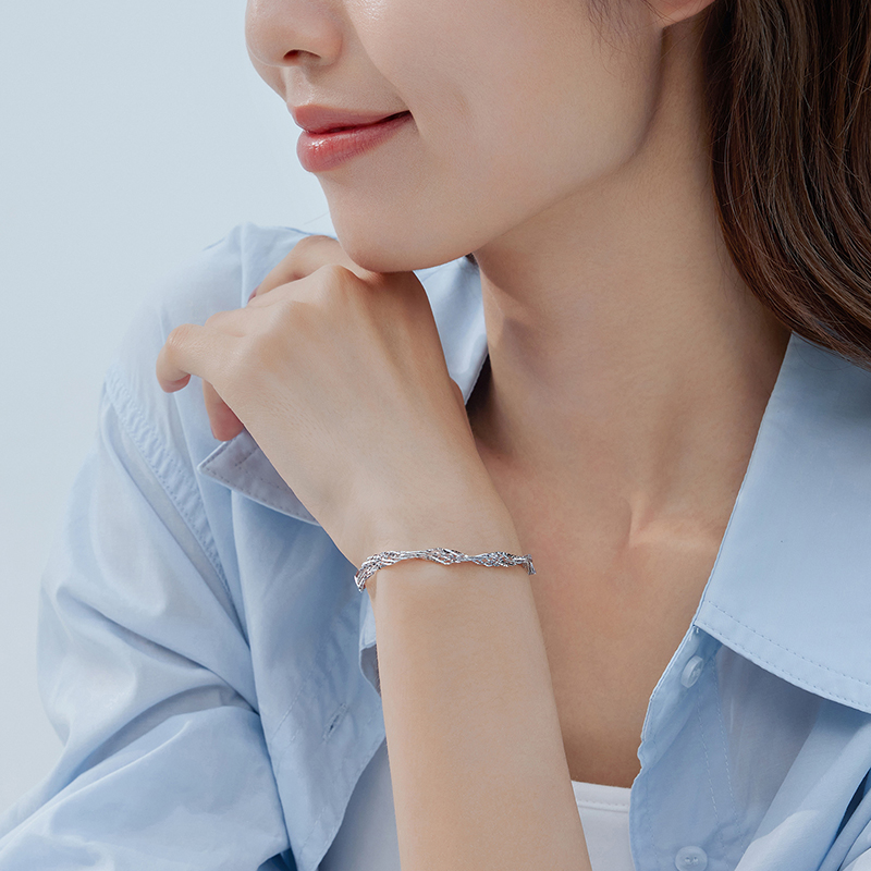 六福珠宝菱感水波纹铂金手链Pt950女简约白金素链计价L04TBPB0023