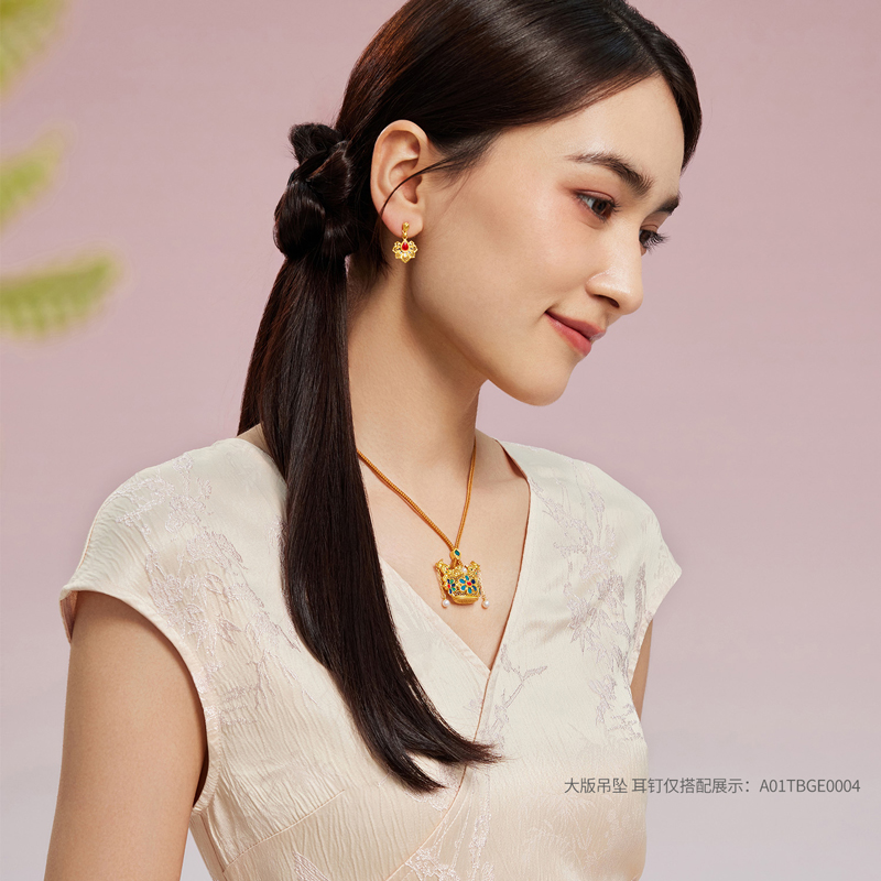 六福珠宝一冠凤霓黄金吊坠女手工点羽珍珠足金凤冠计价HEG0035DS【1V1直播看货】母亲